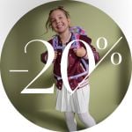 Ein lächelndes junges Mädchen in Schuluniform und mit einem Rucksack, auf dem groß „-20 %“ zu lesen ist, was auf einen Rabatt oder einen Ausverkauf hindeutet.