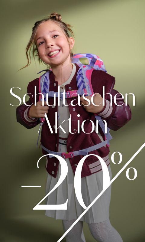 Lächelndes Mädchen mit Rucksack, das eine weinrote Jacke trägt, mit einem deutschen Textüberlagerung: „Schultaschen-Aktion – 20 %“.