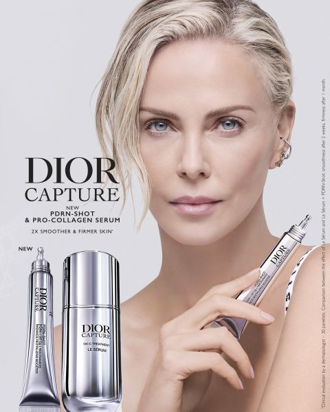 Eine Frau hält einen Dior Capture Serum-Stift nahe an ihr Gesicht, daneben sind auf hellem Hintergrund zwei Dior-Hautpflegeprodukte sowie Produktdetails zu sehen.