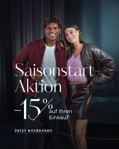 Ein lächelnder Mann und eine lächelnde Frau in stilvoller Kleidung stehen nebeneinander. Ein deutscher Text wirbt mit einem Rabatt von 15 % im Rahmen einer Aktion zum Saisonstart.