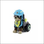 Cartoon-Hundespielzeug mit blauem Helm und gelber Weste, das in einem grau-blauen Rollstuhl sitzt, vor weißem Hintergrund.