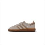 Beiger Adidas-Sneaker mit drei Streifen, seitlich mit der Aufschrift „SPEZIAL“, mit brauner Gummisohle, abgebildet auf weißem Hintergrund.
