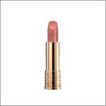 Eine goldene Tube mit einem rosafarbenen Nude-Lippenstift steht aufrecht auf einem weißen Hintergrund.