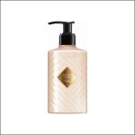 Beigefarbene Pumpflasche mit goldenem Etikett mit der Aufschrift „Angels’ Share Kilian“ auf weißem Hintergrund mit einem schmalen schwarzen Rand.