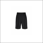 Schwarze, knielange, taillierte Shorts mit Falten, Gürtelschlaufen und hoher Taille, präsentiert vor einem schlichten weißen Hintergrund.