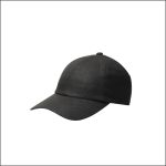 Eine schlichte schwarze Baseballkappe mit gebogener Krempe, abgebildet vor einem weißen Hintergrund.