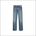 Klassische blaue Jeans mit geradem Bein und Knopf- und Reißverschluss, abgebildet vor einem schlichten weißen Hintergrund.