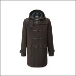 Dunkelbrauner Dufflecoat mit Kapuze, Knebelverschlüssen, zwei Vordertaschen und hohem Kragen, präsentiert vor einem schlichten weißen Hintergrund.