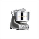 Silberne Ankarsrum-Küchenmaschine mit einer großen Metall-Rührschüssel, zwei Drehreglern und einem eleganten, modernen Design vor weißem Hintergrund.