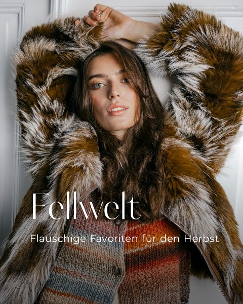 Eine Frau, die eine braune Kunstfelljacke über einer bunten Strickjacke trägt, mit der Aufschrift „Fellwelt: Flauschige Favoriten für den Herbst“.