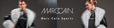 Frau in schwarzer Kleidung mit weißem Pelzmantel, Marc Cain Sports-Logo in der Mitte, Spiegel- und Unschärfeeffekt auf der linken Seite.