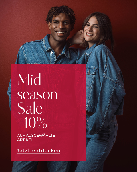 Zwei Personen in Jeansoutfits lächeln vor einer roten Wand. Auf einem roten Feld steht: „Mid-Season-Sale – 10 % Rabatt auf ausgewählte Artikel. Jetzt entdecken.“.