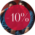 Zwei Personen in Jeans-Outfits sitzen nebeneinander hinter einem roten Kreis mit der weißen Aufschrift „-10 %“.