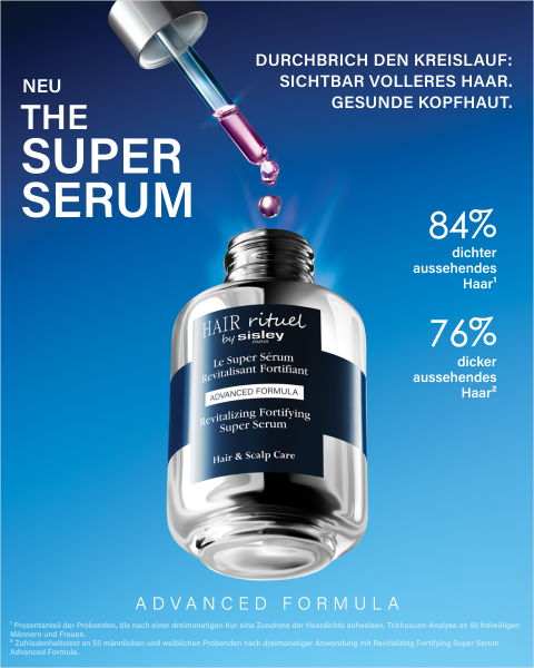 Mit einer Pipette wird Serum in eine silberne Flasche mit der Aufschrift „Hair Rituel by Sisley“ gegeben. Der Text hebt die Vorteile hervor: 84 % und 76 % dichter aussehendes Haar. Blauer Hintergrund.