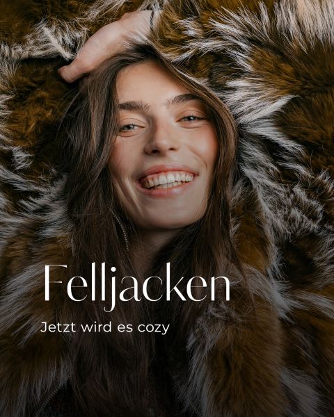 Eine lächelnde Frau, die eine Jacke mit Pelzoptik trägt, über die der Schriftzug „Felljacken. Jetzt wird es gemütlich“ eingeblendet ist.