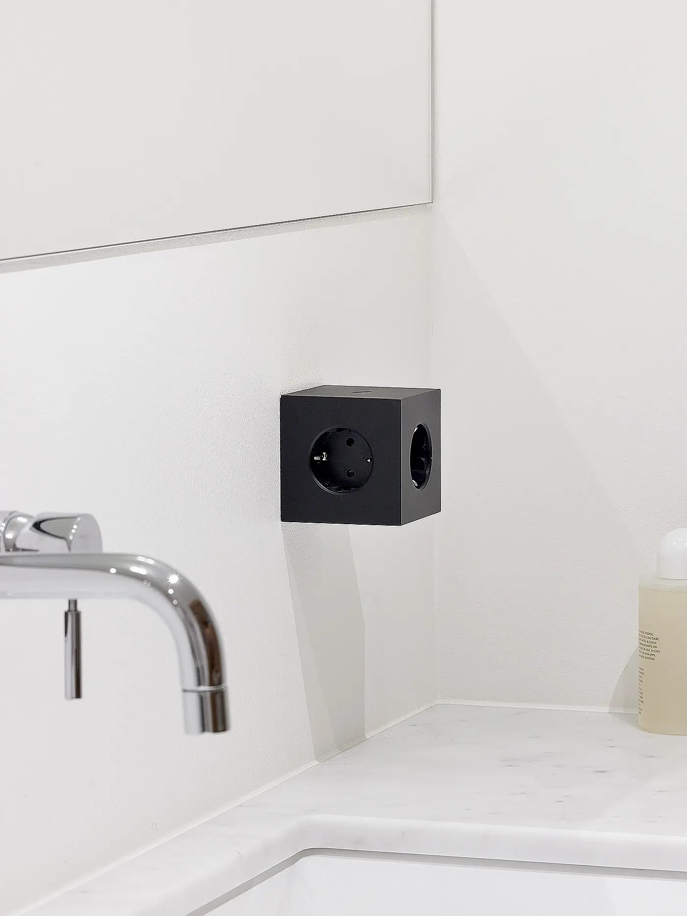 AVOLT | Mehrfachsteckdose Square 2 F Black | schwarz