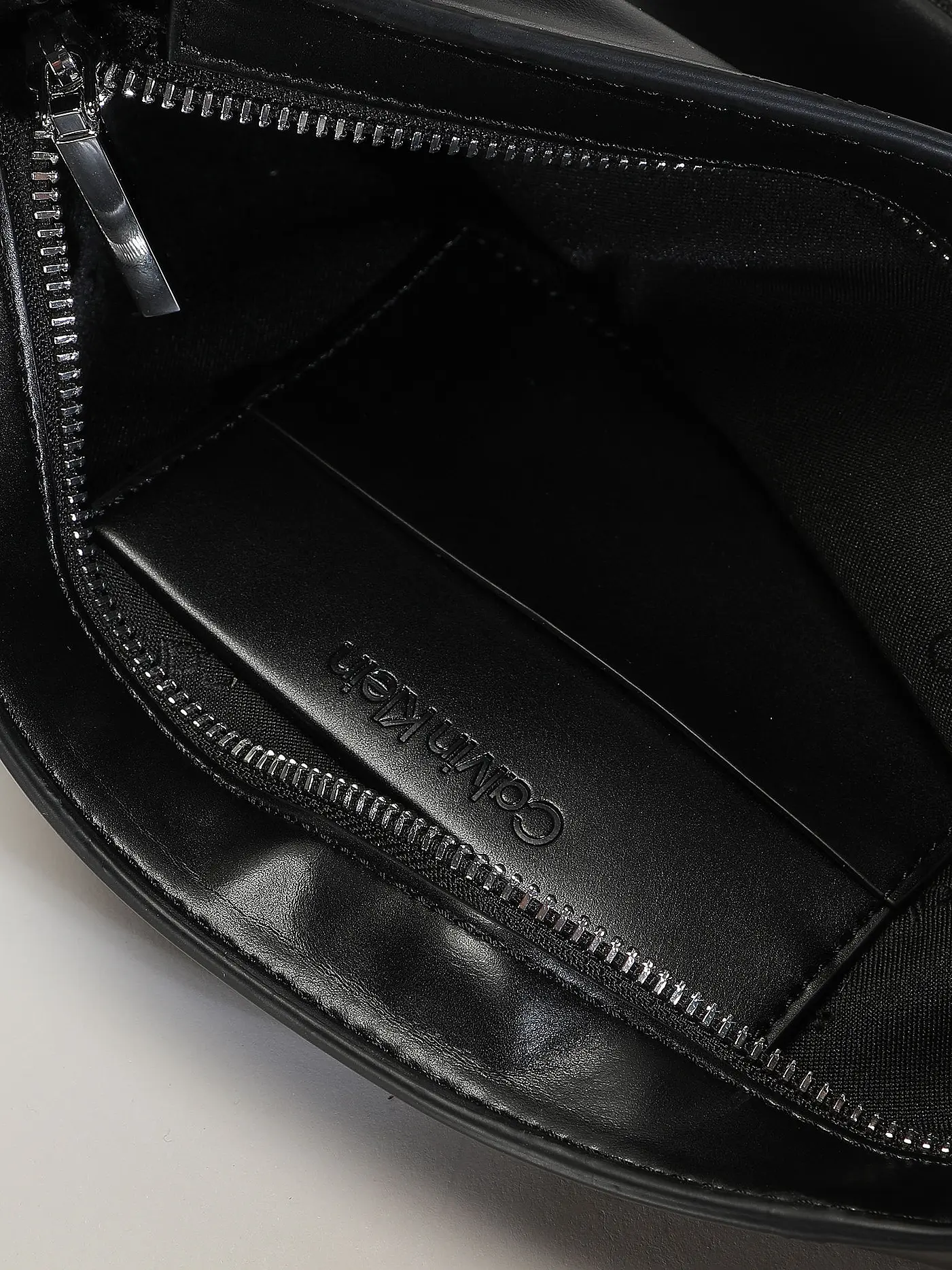 CALVIN KLEIN | Tasche - Schultertasche EMBOSSED | schwarz
