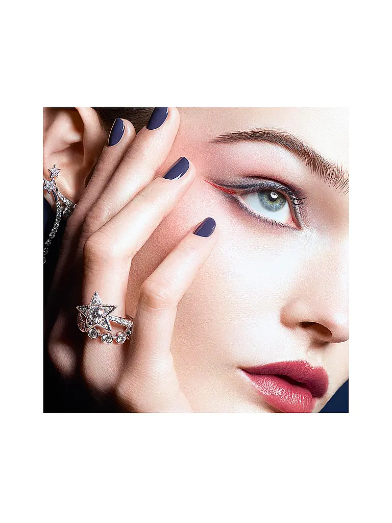 CHANEL | LANGANHALTEND |