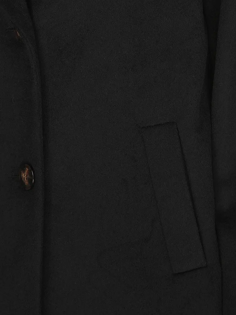 COMMA IDENTITY | Mantel | 