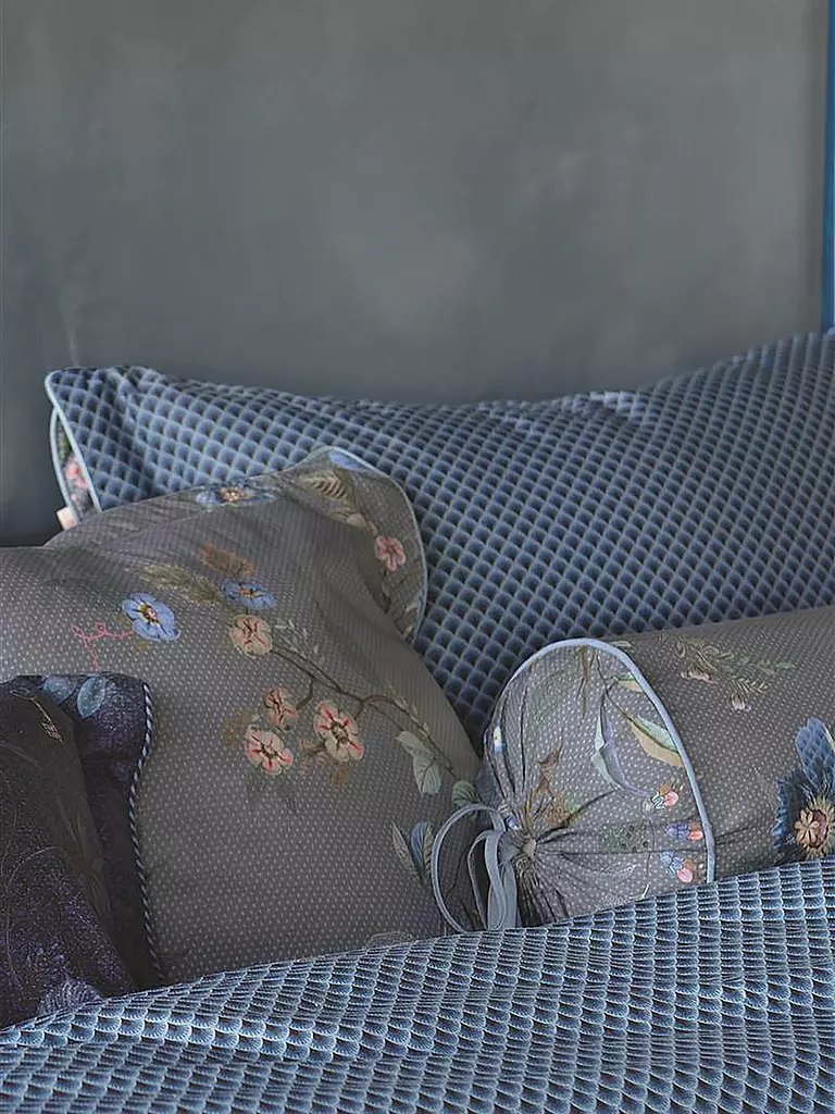 PIP STUDIO | Zierkissen gefüllt 45x45cm KAWAI FLOWER blue | blau