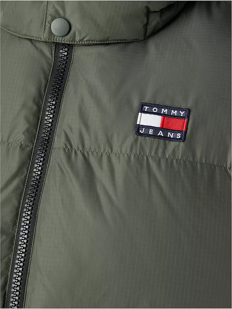 TOMMY JEANS | Daunensteppgilet ALASKA | grün