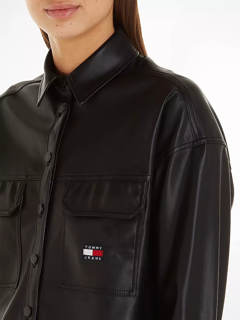 TOMMY JEANS | Overshirt in Lederoptik | schwarz